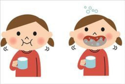 DẠY TRẺ SÚC MIỆNG BẰNG NƯỚC MUỐI
