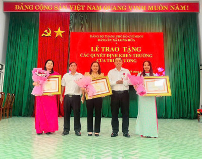 TRƯỜNG MẦM NON LONG TÂN RỘN RÀNG ĐÓN NHẬN NHỮNG DANH HIỆU CAO QUÝ VÀ GIẢI THƯỞNG RỰC RỠ!