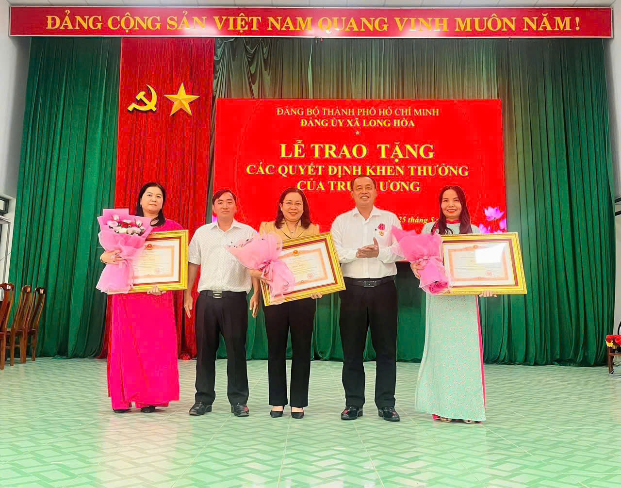 TRƯỜNG MẦM NON LONG TÂN RỘN RÀNG ĐÓN NHẬN NHỮNG DANH HIỆU CAO QUÝ VÀ GIẢI THƯỞNG RỰC RỠ!